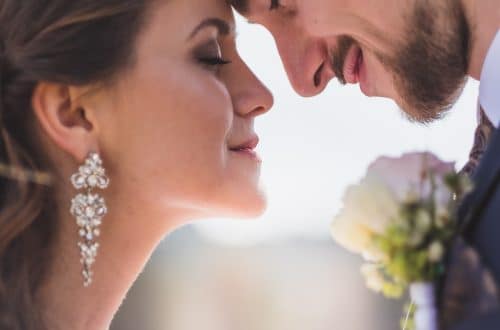 svadobný fotograf Banská Bystrica odfotil mladomanželov zblízka ako sa dotýkajú čelami a majú zatvorené oči