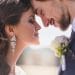 svadobný fotograf Banská Bystrica odfotil mladomanželov zblízka ako sa dotýkajú čelami a majú zatvorené oči